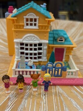1994 COMPLETE Lightup Hotel Polly Pocket Bluebird - Lights Work